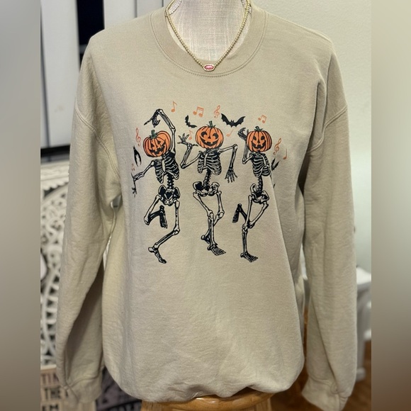 Gildan Sweaters - 🆕🌿🤎GILDAN: Taupe Dancing Skeleton Pumpkin Head Sweatshirt LARGE